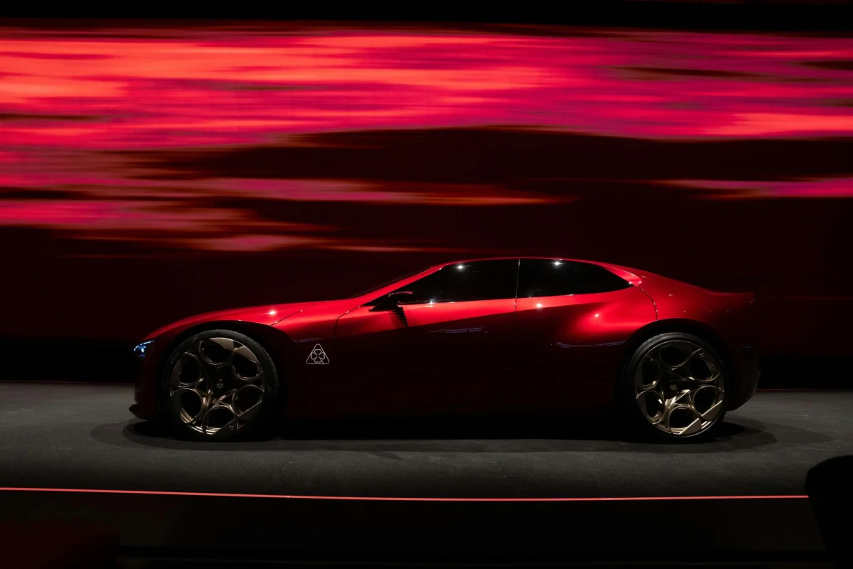 Alfo Romeo Cuorerosso concept side